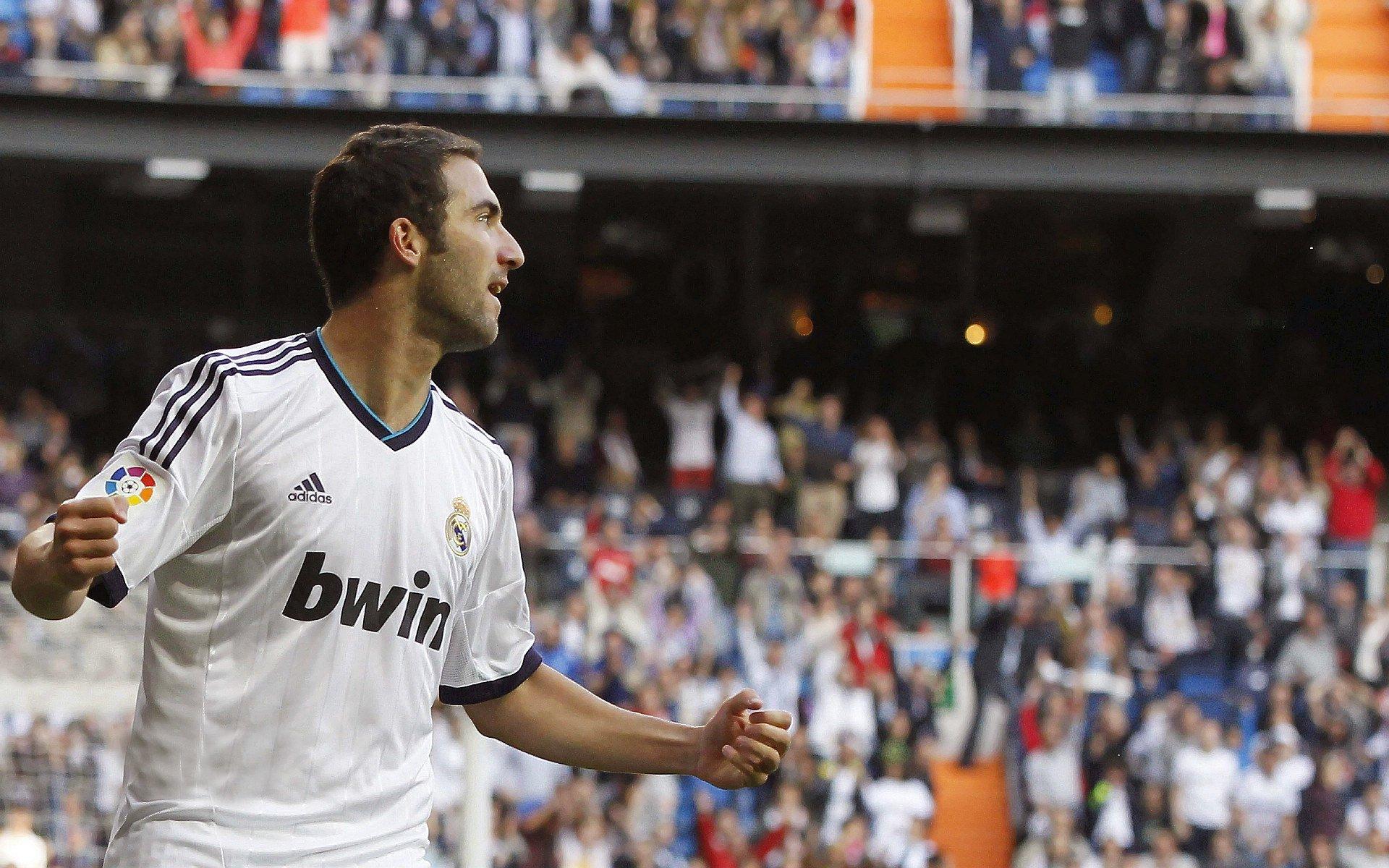 中超联赛激战正酣，争冠保级悬念迭起